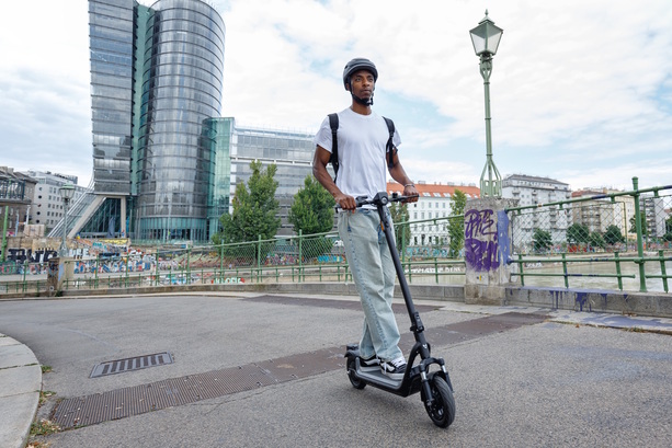 Bild vergrößern: E-Scooter im Ausland - Oft andere Regeln als in Deutschland Bild vergrößern: E-Scooter im Ausland - Oft andere Regeln als in Deutschland