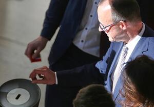 Umfrage: Mehrheit glaubt Merz` Schulden-Begründung nicht