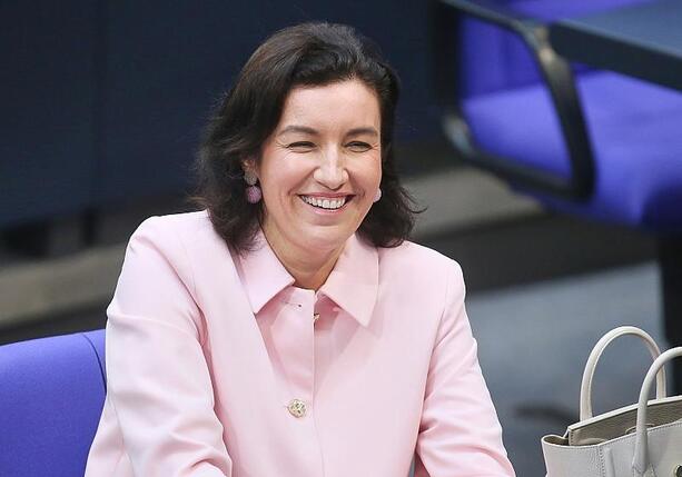 Bild vergrößern: Bär begrüßt Ministeriumsverteilung