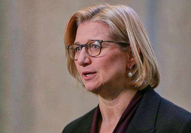 Bild vergrößern: Rehlinger nimmt an Trauerfeier für Papst Franziskus teil