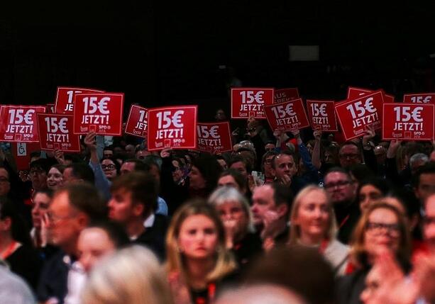 Bild vergr&ouml;&szlig;ern: SPD stellt Mindestlohn von 15 Euro für 2026 in Aussicht