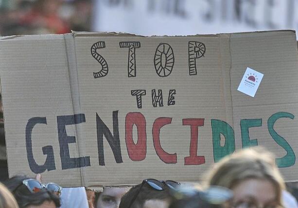 Bild vergrößern: Außenexperte Heusgen: Israel-Angriffe in Gaza Kriegsverbrechen