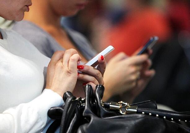 Bild vergr&ouml;&szlig;ern: Prien kritisiert Smartphone-Nutzung von Eltern