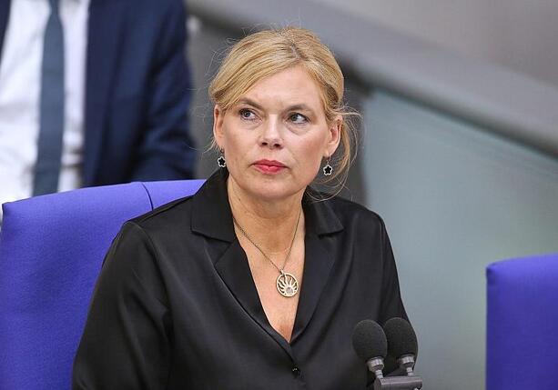 Bild vergrößern: Klöckner warnt Abgeordnete vor zu legerem Kleidungsstil