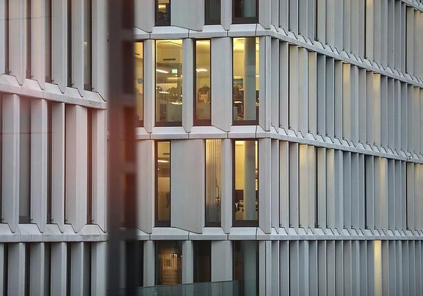 Bild vergrößern: Studie: Längeres Arbeiten im Büro macht nicht krank