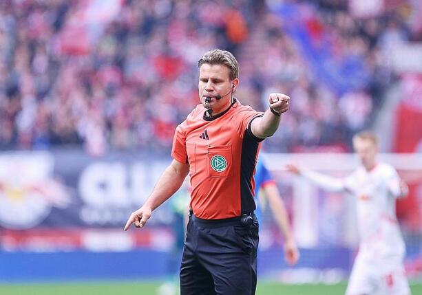 Bild vergr&ouml;&szlig;ern: Ex-Schiedsrichter Brych erwartet mehr KI-Einsatz bei Fußballspielen