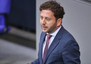 Banaszak will Klimaabgabe für Gaskonzerne und Klimasoli für Reiche