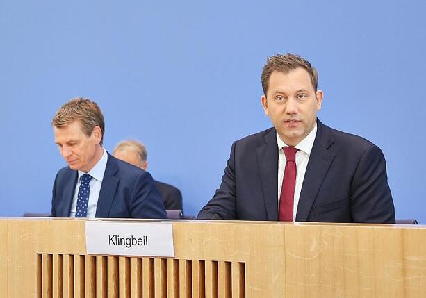 Bild vergr&ouml;&szlig;ern: Haushalt: Klingbeil plant Rekordinvestitionen und höhere Schulden