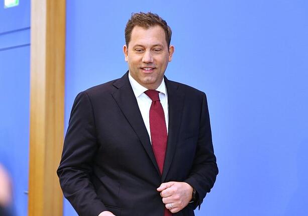 Bild vergr&ouml;&szlig;ern: Klingbeil verteidigt Rekord-Neuverschuldung