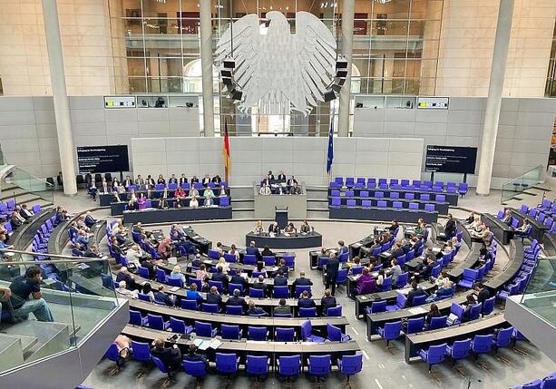 Bild vergr&ouml;&szlig;ern: Bundestag beschließt milliardenschweres Investitionssofortprogramm