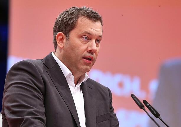 Bild vergr&ouml;&szlig;ern: Klingbeil legt Kabinett 100-Milliarden-Euro-Gesetz für Länder vor