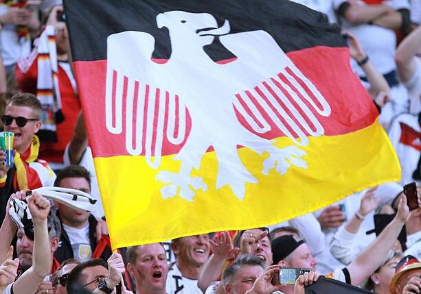 Bild vergr&ouml;&szlig;ern: Deutsche Frauen drehen EM-Spiel gegen Dänemark - Viertelfinaleinzug