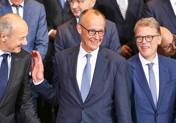 Bild vergr&ouml;&szlig;ern: Linke kritisiert Investitionsgipfel: Großunternehmen hofiert