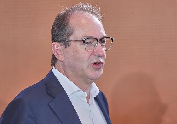 Bild vergr&ouml;&szlig;ern: Dobrindt kritisiert Debatte über Kosten von Verbeamtungen