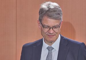 Schnieder will langfristige Lösung für Deutschlandticket finden