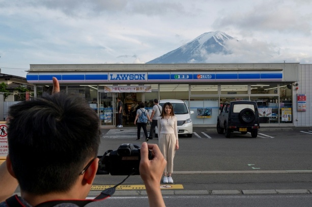 Bild vergrößern: Opfergabe auf Friedhof getrunken: Empörung über rücksichtslose Touristen in Japan