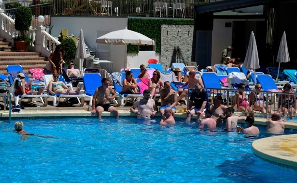 Bild vergrößern: In Pool von Ball an Kopf getroffen: Mitspieler muss nicht haften Bild vergrößern: In Pool von Ball an Kopf getroffen: Mitspieler muss nicht haften