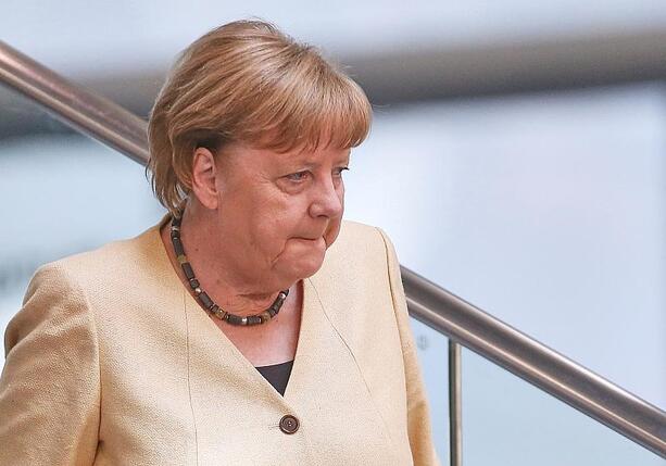 Bild vergrößern: Merkel hält Trauerrede für verstorbenen DGB-Chef Sommer