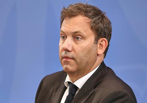 Bild vergrößern: Schröder lobt Klingbeils Reformbemühungen als mutig