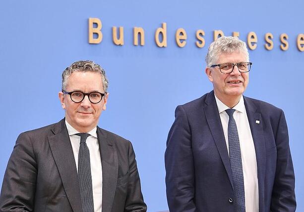 Bild vergrößern: Koalitionäre loben Haushalt der Superlative Bild vergrößern: Koalitionäre loben Haushalt der Superlative