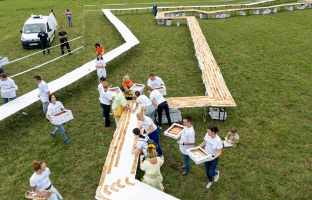 Bild vergrößern: Drei Kilometer: Kroatisches Dorf stellt neuen Strudel-Rekord auf