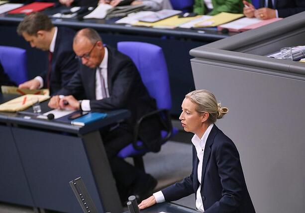 Bild vergrößern: Neue Insa-Umfrage: Union weiter knapp vor AfD - Grüne legen zu