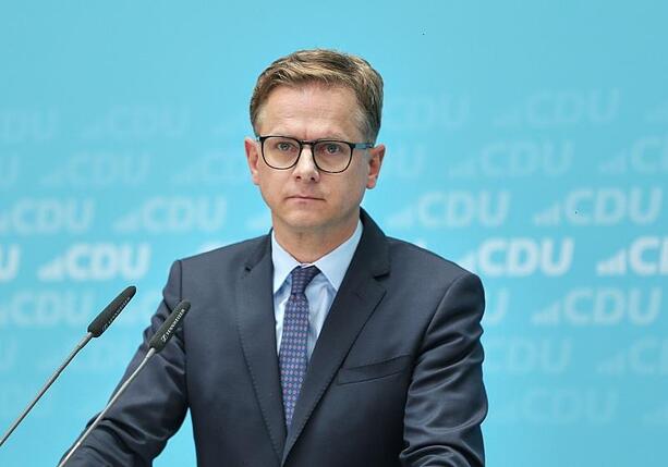 Bild vergrößern: Linnemann will Fördermittel für bestimmte NGOs reduzieren
