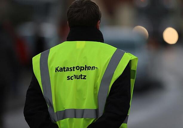 Bild vergrößern: Dobrindt kündigt Aufrüstung beim Bevölkerungsschutz an