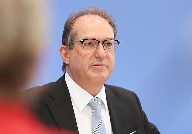 Bild vergrößern: Dobrindt attackiert AfD: Sie heizt die Stimmung an
