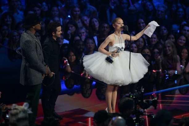 Bild vergrößern: Ariana Grande erhält bei den MTV Video Music Awards die wichtigste Auszeichnung