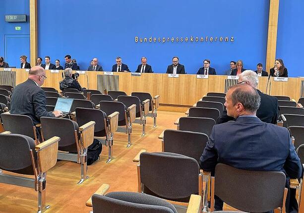 Bild vergrößern: Bundesregierung blickt unbesorgt auf Vertrauensfrage in Paris