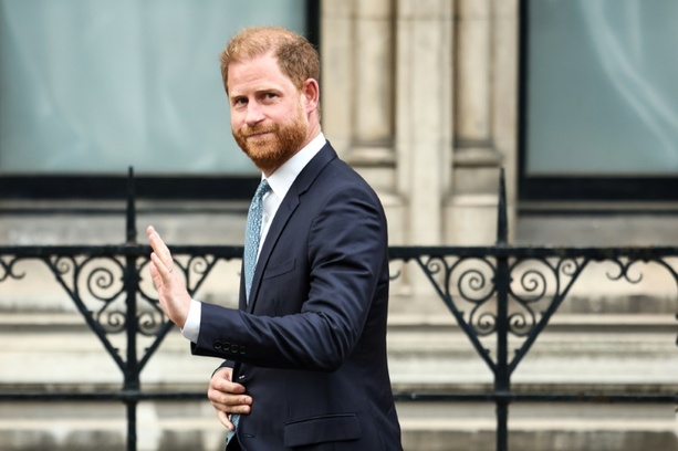 Bild vergrößern: Dritter Todestag der Queen: Prinz Harry besucht Grab auf Schloss Windsor