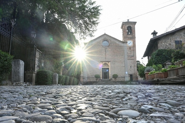 Bild vergrößern: Familie und Freunde nehmen in Dorfkirche Abschied von Modemacher Armani