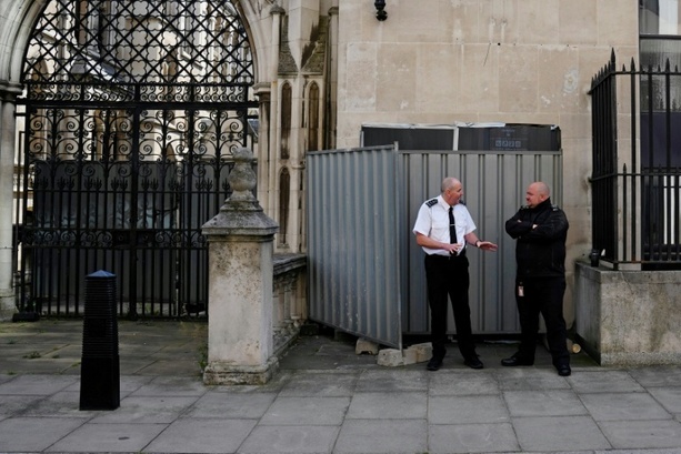 Bild vergrößern: Banksy kritisiert mit Werk an Londoner Gericht Vorgehen gegen Proteste