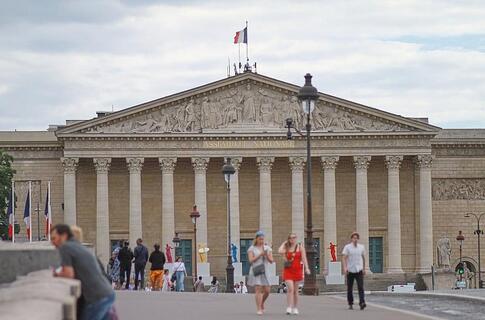 Schwarz-Rot macht sich nach Misstrauensvotum in Frankreich Sorgen