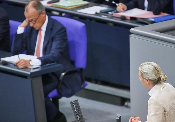 Bild vergrößern: Forsa: AfD hält Rekordniveau - Merz rutscht auf Tiefstwert