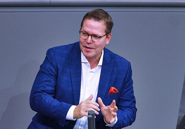 Bild vergrößern: Staatssekretär für Einführung von günstigen Basistarifen in GKV