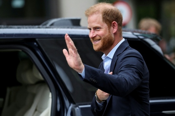 Bild vergrößern: Prinz Harry trifft erstmals seit eineinhalb Jahren seinen Vater Charles III.