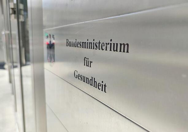 Bild vergrößern: Gutachten attestiert Ministerium schwere Fehler bei Maskenbeschaffung Bild vergrößern: Gutachten attestiert Ministerium schwere Fehler bei Maskenbeschaffung