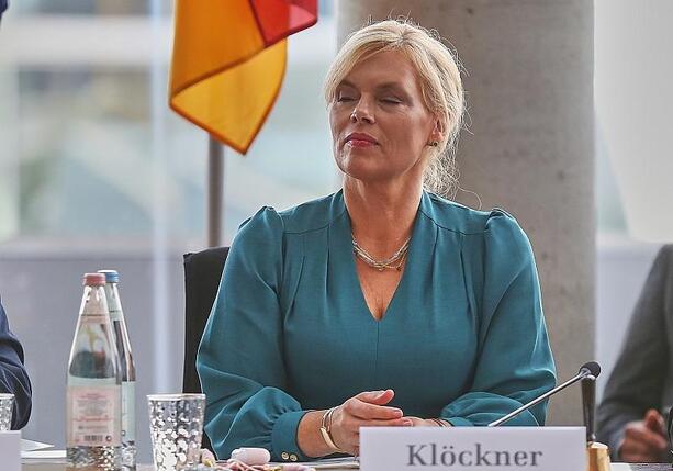 Bild vergrößern: Bischof Bätzing rügt Klöckner wegen fehlender Regenbogenflagge