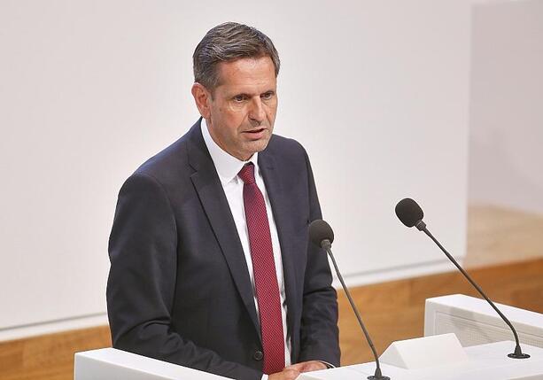 Bild vergrößern: Lies fordert Abkehr vom Verbrenner-Aus