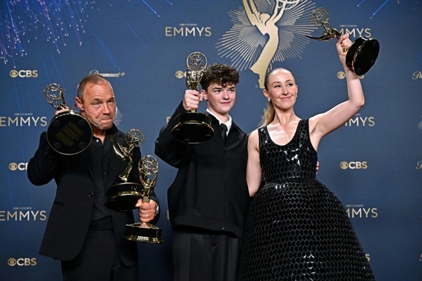 Bild vergrößern: Adolescence und The Studio räumen bei Emmy-Verleihung ab Bild vergrößern: Adolescence und The Studio räumen bei Emmy-Verleihung ab
