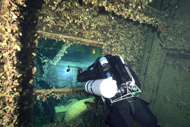 Bild vergrößern: Mehr als 100 Jahre nach Sinken: Erste Objekte von Titanic-Schwesterschiff geborgen