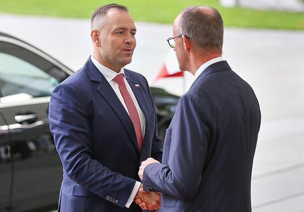 Bild vergrößern: Polens Präsident von Merz im Kanzleramt empfangen