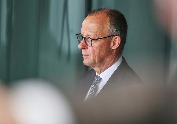 Bild vergrößern: Forsa: AfD büßt leicht ein - Zufriedenheit mit Merz sinkt weiter
