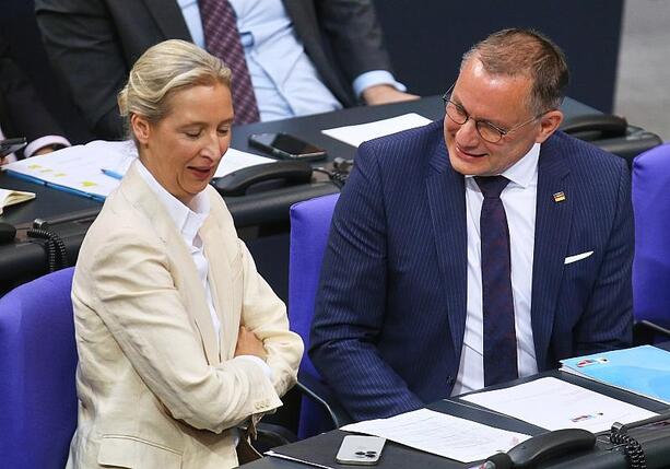 Bild vergrößern: AfD bei YouGov-Umfrage erstmals vor der Union Bild vergrößern: AfD bei YouGov-Umfrage erstmals vor der Union
