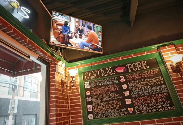 Bild vergrößern: Nachbau von legendärem Café aus Kultserie Friends öffnet in New York