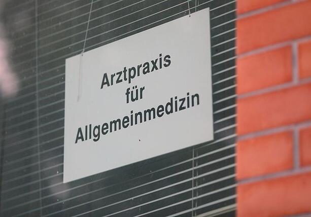 Bild vergrößern: Verband: Mehrheit fürchtet um Hausärzte-Versorgung und will Reformen
