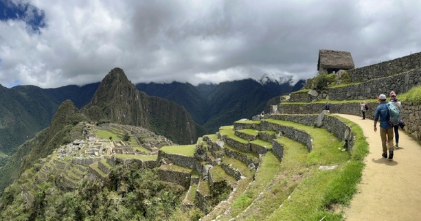 Bild vergrößern: Touristen kehren zur Inka-Ruinenstadt Machu Picchu in Peru zurück Bild vergrößern: Touristen kehren zur Inka-Ruinenstadt Machu Picchu in Peru zurück