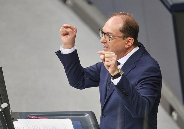 Bild vergrößern: Dobrindt warnt vor politischem Kipppunkt